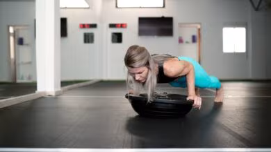 5 façons fonctionnelles d'utiliser une balle BOSU