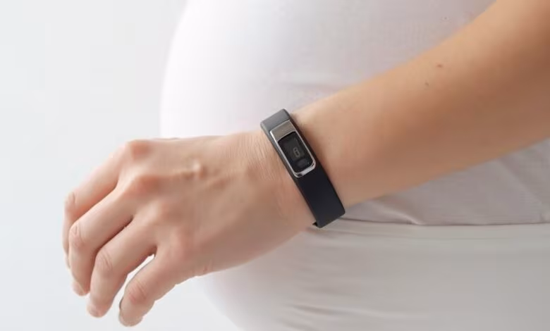 Gros plan sur un bracelet électronique porté sur le poignet d'une personne